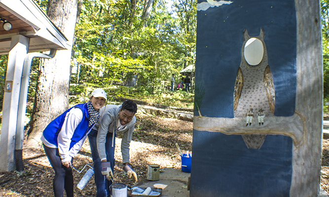 students volunteering for PILC service day at Bear Hollow Zoo